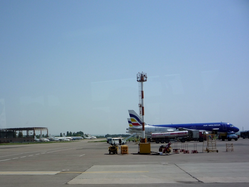 Аэропорт кишинев сегодня. Аэропорт Кишинев. Аэропорт handling Chisinau. Самолеты в аэропорту Кишинева. Новый аэропорт Кишинев.