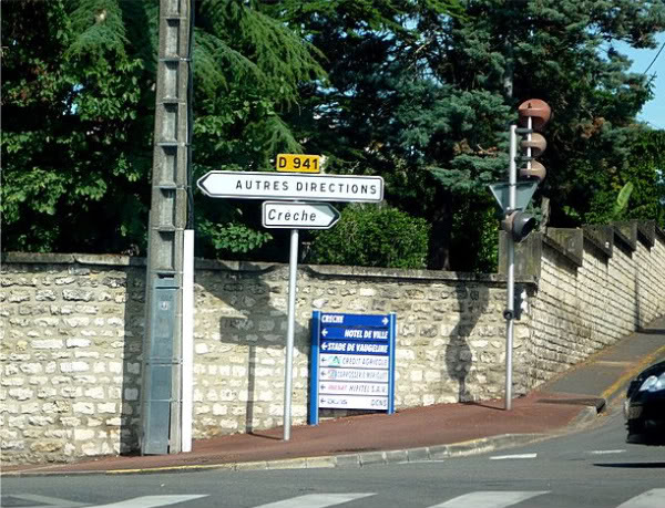 Дорожный указатель во Франции