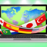 ноутбук и флаги стран мира