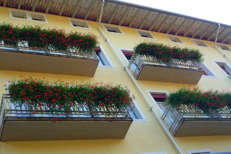 Цветы на балконах.