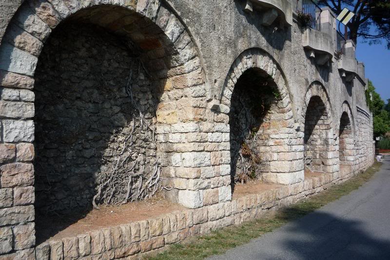 Каменная стена с арками.