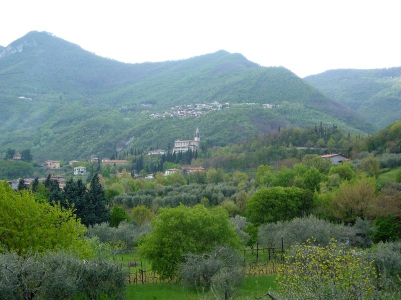 Селения в горах весной. Северная Италия 