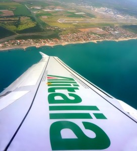Крыло самолёта Al'Italia над морем