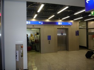 лифт в здании аэропорта