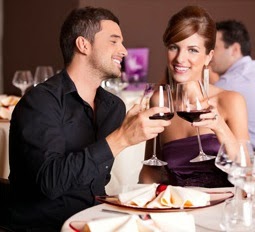 влюбленная пара за столиком в ресторане