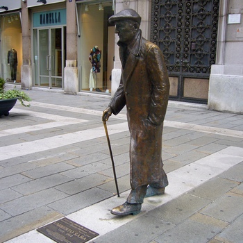 Статуя Умберто Саба в Триесте