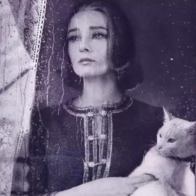 грустная женщина с котом