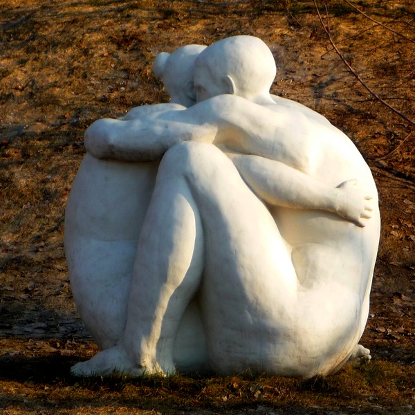 Скульптура - обнявшиеся влюбленные