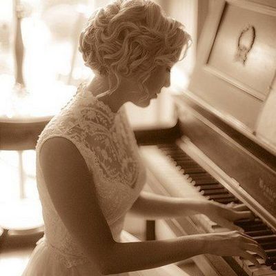 Красивая девушка за роялем